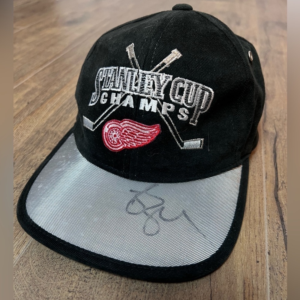 VNTG Signed Detroit Red Wings 1998‎ Stanley Cup Champion Starter Hat